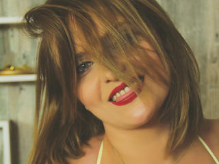 LuciaLue - Webcam live xXx avec cette Splendide jeune camgirl sexy rasée  