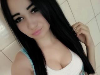 JullyFox - Chat live xXx with this dark hair Girl 