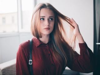 LeahKiss - online chat exciting with a light-haired Hot babe 