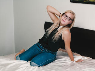 KristyStrawberry - Webcam live hard avec cette Admirable jeune femme hot ayant le sexe totalement tondu  