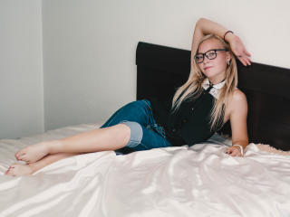 KristyStrawberry - online show hot with this gaunt Sexy girl 