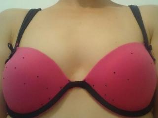 VideBites - Webcam sex avec cette Admirable beauté au sexe entièrement tondu sur le service Xlove 