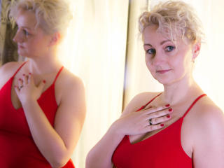 MiriamTRUE - Webcam sexy avec cette Femme mature avec des seins énormes sur le site Matures-Cam 