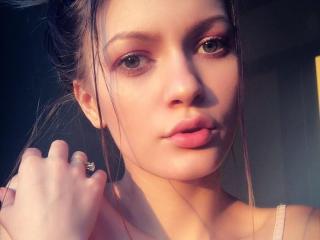 BlossomPussy - online chat xXx with a being from Europe 18+ teen woman 