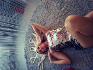 LuxuryMilana - Live nude with a well built Hot babe 