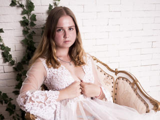 JuliaRich - Cam hot with this shaved private part Young and sexy lady 