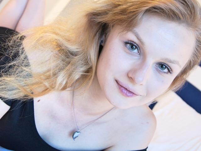 DorinaLips - Video chat x with this platinum hair Sexy girl 