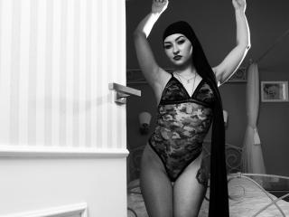 DivineMistress - Show live porno avec une éclatante beauté hot à la poitrine minimale sur le service Xlove 