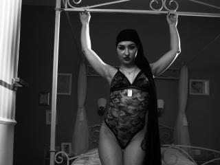 DivineMistress - Live chat excitant avec une Ravissante créature aux bonnets A sur le service Brunettes.cam 