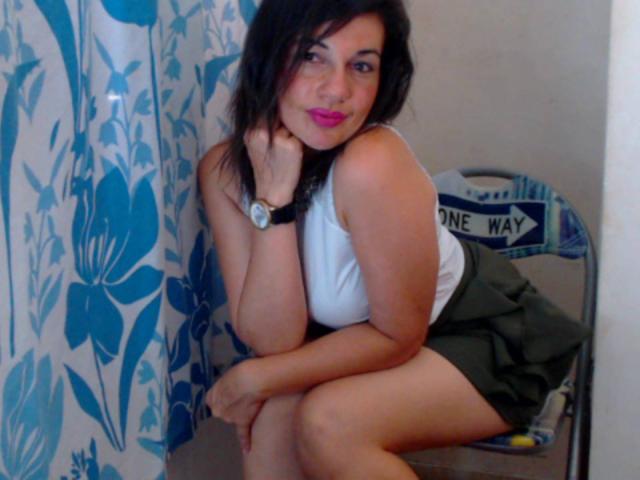 SaraMelas - Chat sex with this latin american Attractive woman 