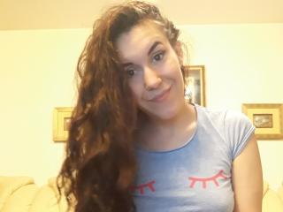 RebekaSexy - Cam sexy avec cette Superbe maîtresse bien roulée à la poitrine idéale sur le site Brunettes-Cam 