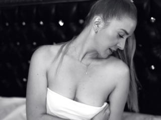 KaryneBliss - Video chat xXx with this sandy hair Young and sexy lady 