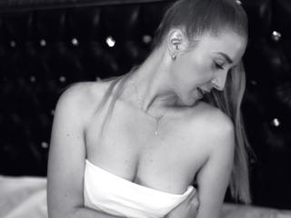 KaryneBliss - Live sex avec une Magnifique créature de rêve au sexe totalement épilé  