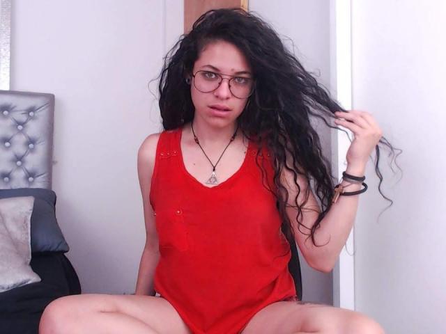 AvrilSkate - Cam nude with a so-so figure Young lady 
