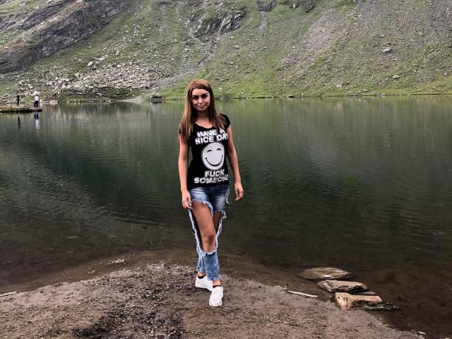 AttractiveReese - Chat hard with this being from Europe Hot babe 