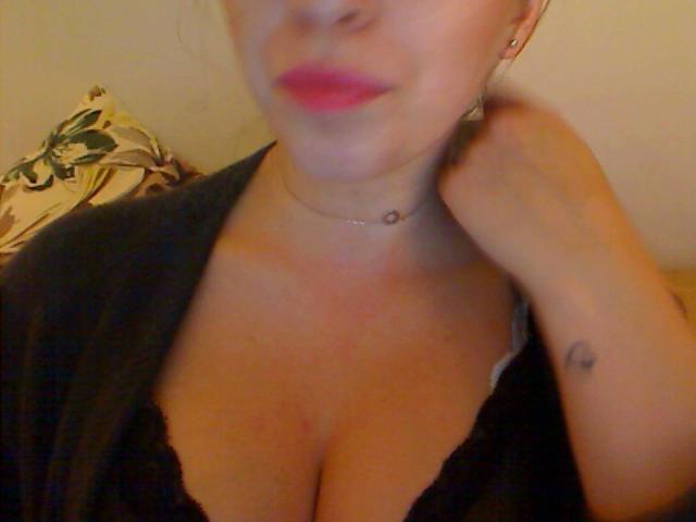LaurenHott - Webcam excitant avec cette Incroyable bombe très sexy avec des seins énormes sur la plateforme XLove.com 