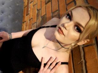 NicoleCandy - Chat live hard with a platinum hair Girl 
