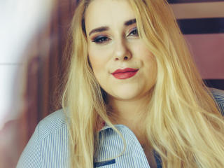 Live exciting of HaileyLush, a Hooters platinum hair trimmed pussy ...