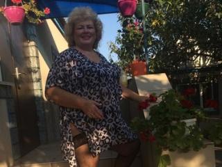 LoriKiss - Webcam porn avec une Femme mature avec des formes rondes sur la plateforme Mature cam 