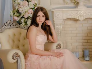 FionaFancy - Show live nude with this well built Hot chicks 