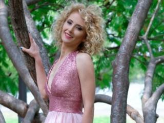 AmyCX - Live cam hot with this shaved pubis Young and sexy lady 