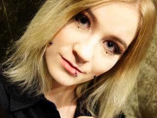CARAluxury - Chat cam xXx with this European 18+ teen woman 