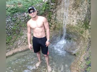 Gurudelsx - online chat exciting with a latin Gays 