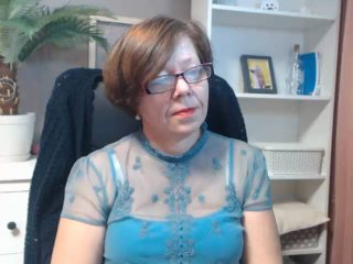 AdeleLoveEx - Show sexy avec cette MILF (Mother I'd Like to Fuck) aux cheveux bruns  