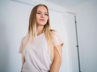 LensaKiss - chat online nude with this Girl with average boobs 