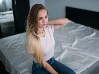 LensaKiss - Live cam porn with a shaved sexual organ Young lady 