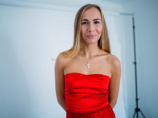 LinsyStrawberry - Chat live xXx with this shaved pubis Sexy girl 