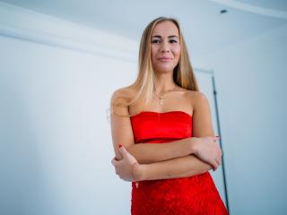 LinsyStrawberry - Chat sexy with a 18+ teen woman with standard titties 