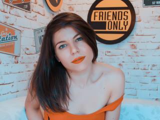 SophiaGreens - Chat cam sexy avec cette étonnante jeune canon au corps bien proportionné sur le service Xlove 