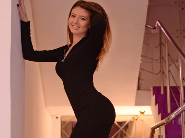 EllsaMegan - Web cam excitant avec une Belle jeune camgirl hot avec des nichons à la taille idéale sur le service Xlove 