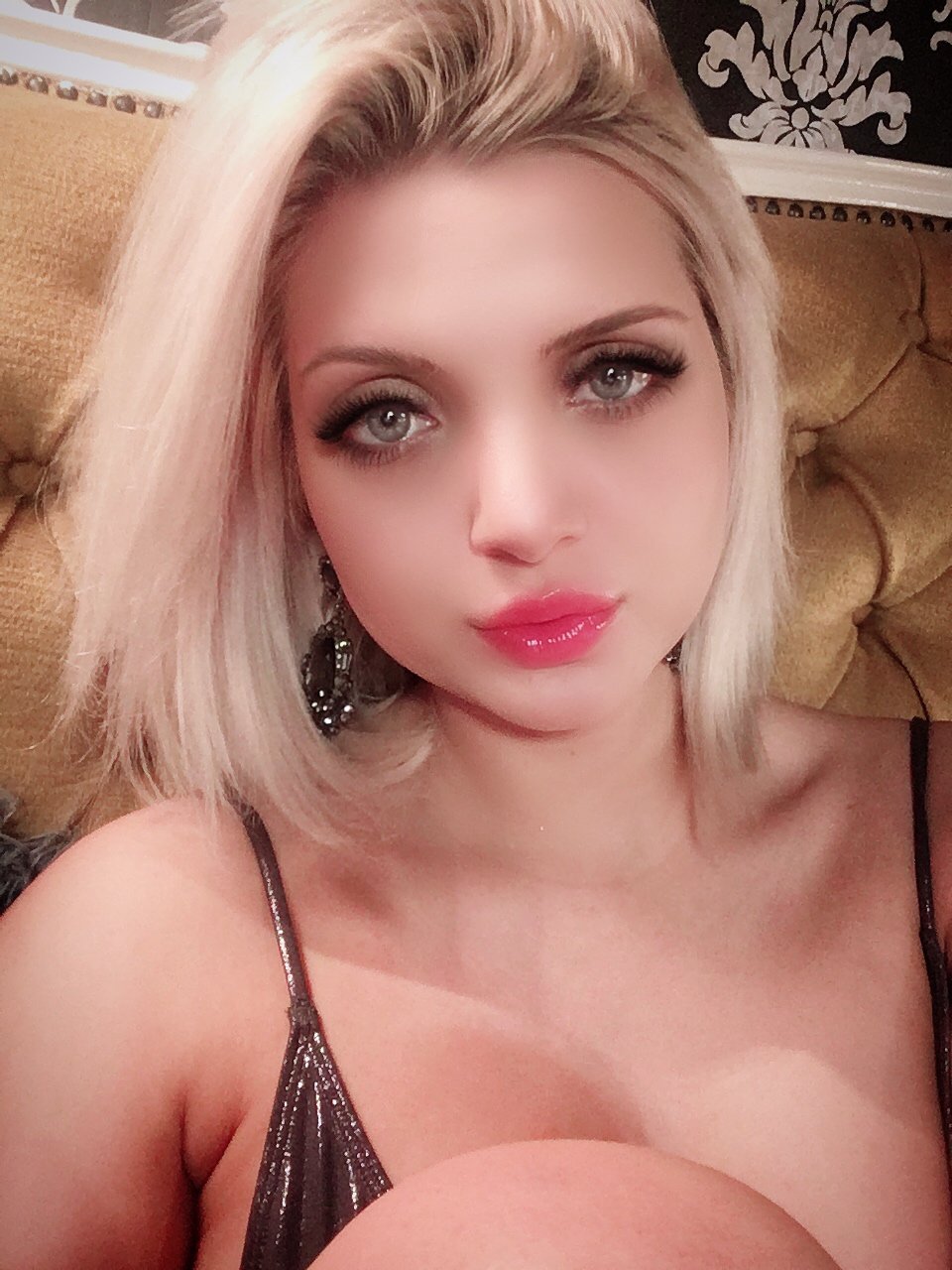кажется это большая оргия трансов про вульгарную крошку