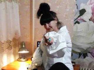 AvrilGoldenHeart - Chat xXx with a dark hair Lady over 35 