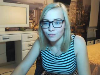 KristyStrawberry - Live sexy avec une Divine jeune canon en chaleur avec des petits nichons sur le site Xlove 