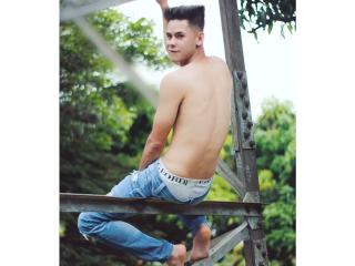 DerrickBigX - online chat sexy with a dark hair Horny gay lads 