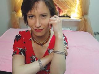 LinaDiva - Webcam live exciting with this shaved vagina Hot babe 