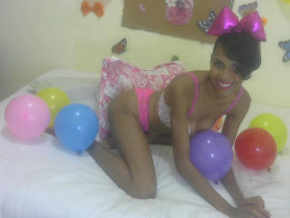 CandyGirlBlack - Webcam porno avec cette Merveilleuse jeune bombe hot mince sur le service Xlove 