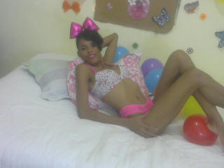 CandyGirlBlack - Chat live sex avec une éblouissante jeune canon ayant le sexe bien taillé sur le service Xlove 