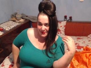 LaraBriliant - Webcam live hot with a charcoal hair Sexy mother 