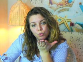 GreenDesire - online show hot with a muscular body Young and sexy lady 