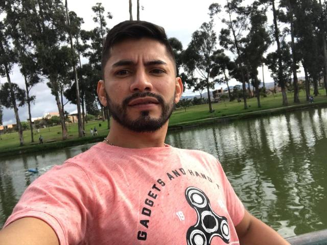 ChrisPrettyBoy - Web cam en direct avec un Couple Homo avec le sexe entièrement poilu sur la plateforme Xlove-Gay 