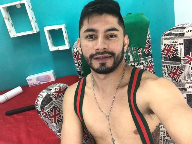 ChrisPrettyBoy - Webcam hot avec un Couple Gay d'amérique latine sur la plateforme XLovegay 