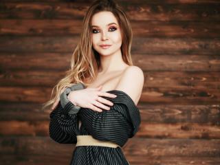 MiraEmerald - online chat sex with this shaved vagina Nude 18+ teen woman 