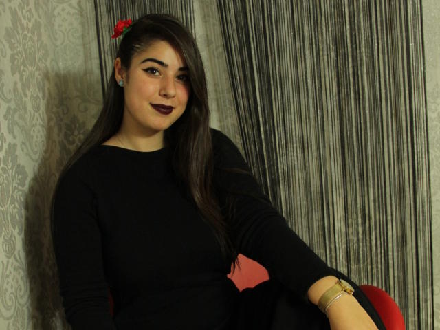 ZayaRay - Show live porn avec cette Admirable jeune jeune camgirl très sexy avec des beaux et gros nichons  