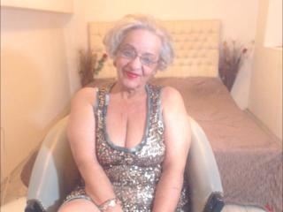 DivaDiamonds - Spectacle hard avec cette Mature blonde vénitien sur la plateforme Xlove 