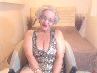 DivaDiamonds - Webcam sexy with a Sweater Stretchers Lady over 35 