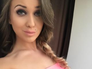 AmaSun - Chat cam excitant avec cette Séduisante jeune camgirl hot ayant le sexe complètement tondu sur le site Xlove 